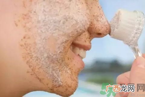 磨砂洗面奶可以天天用吗?磨砂洗面奶伤害皮肤吗?