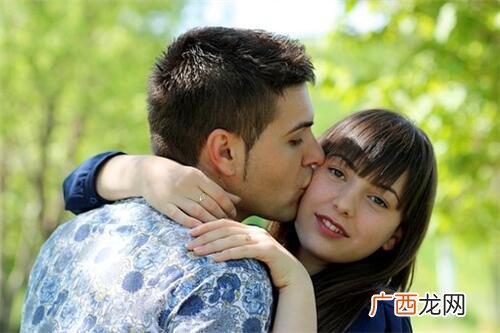 遇到漂亮女生怎么搭讪,怎么才能吸引女生注意