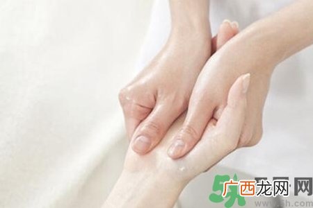 手干裂口子怎么回事？手干裂口子怎么办？