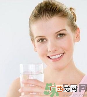孕妇嘴唇干裂脱皮怎么回事？孕妇嘴唇干裂脱皮是缺什么