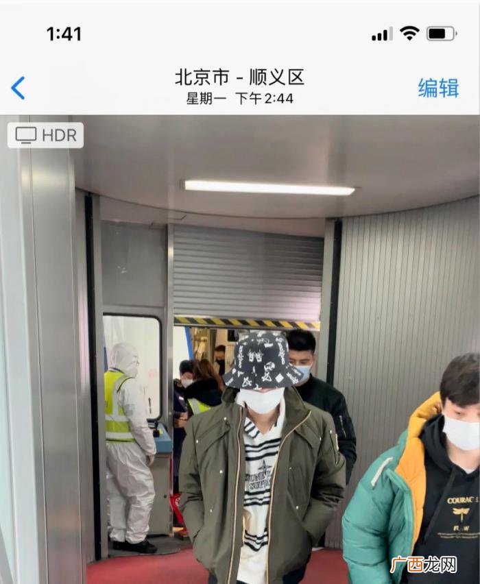 王俊凯源源,路人偷听到王俊凯和助理说要送鞋子给源源