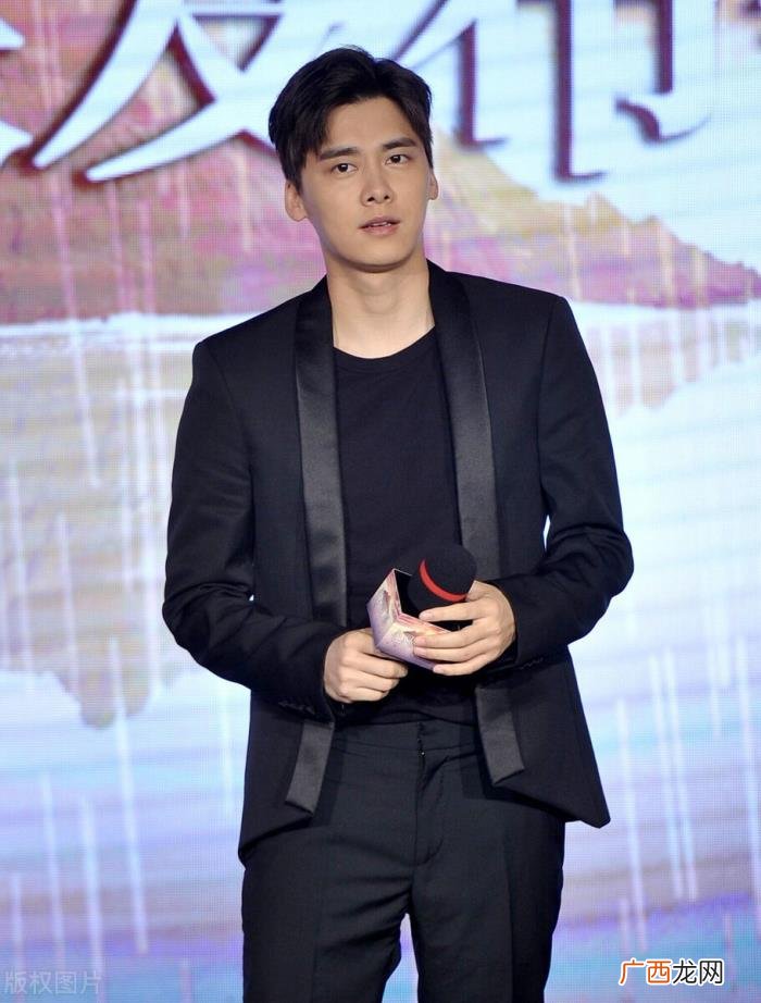 李易峰失恋，李易峰这么帅的男人也会失恋而去打耳洞