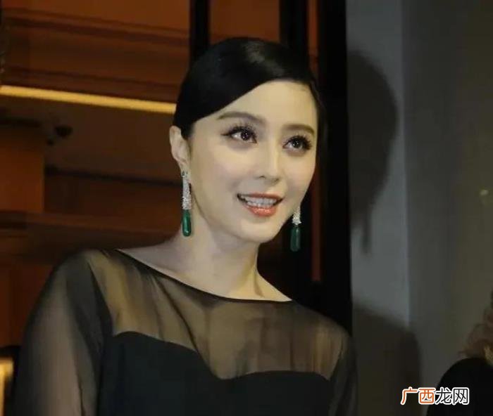 范冰冰翡翠，范冰冰的这枚翡翠戒指一戴就是10年