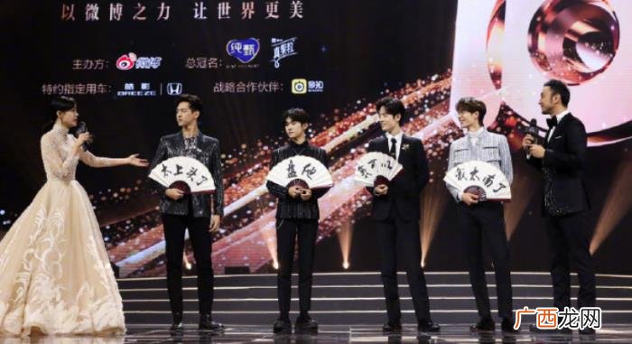 李宇春肖战，肖战台下鞠躬感谢李宇春5年前伯乐之情
