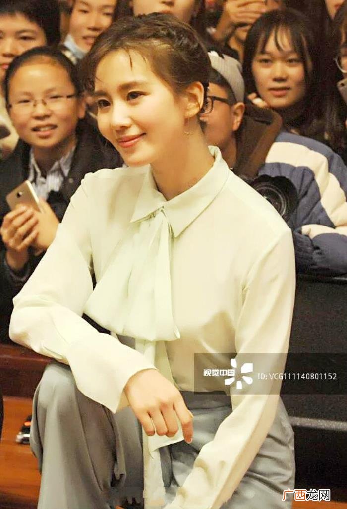 刘诗诗学校，刘诗诗现身大学校园宣传电影笑容甜美