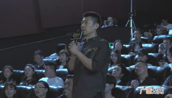 周一围徐峥，周一围顶着大脑壳对徐峥儿子笑得慈祥