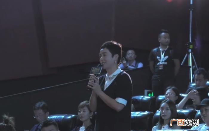 周一围徐峥，周一围顶着大脑壳对徐峥儿子笑得慈祥