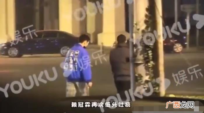 抽烟的歌手，19岁知名歌手当街抽烟和吐痰后公开道歉