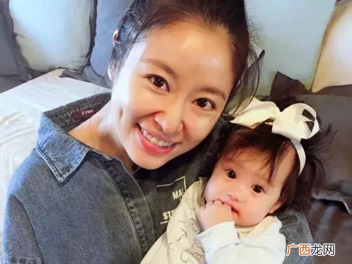 林心如粉丝，43岁林心如被粉丝偶遇后面露笑容却被嘲脸僵