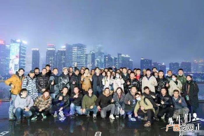 王晓晨张翰，张翰杜淳经超黄宥明携王晓晨立正以待