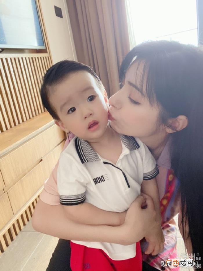 麦迪娜一家，麦迪娜晒一家三口合影庆祝33岁生日