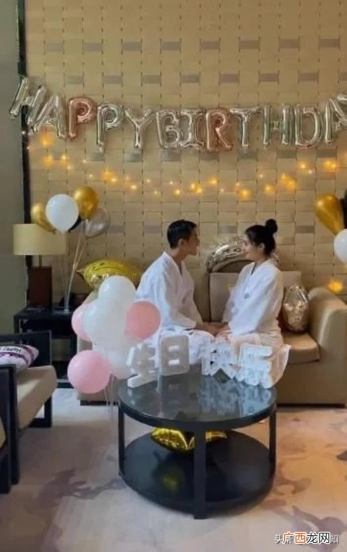 麦迪娜一家，麦迪娜晒一家三口合影庆祝33岁生日