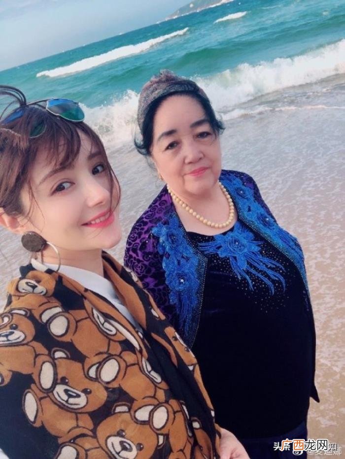 麦迪娜一家，麦迪娜晒一家三口合影庆祝33岁生日