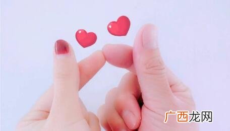 情侣官宣文案一人一句，将喜讯分享