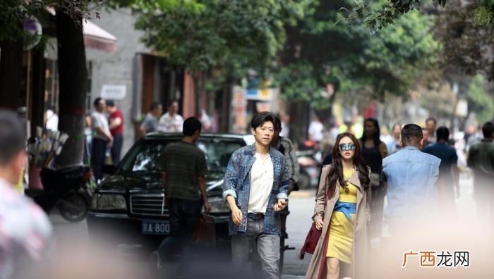 乔振宇夏雨，夏雨乔振宇在西安街头高温天穿三件套拍戏
