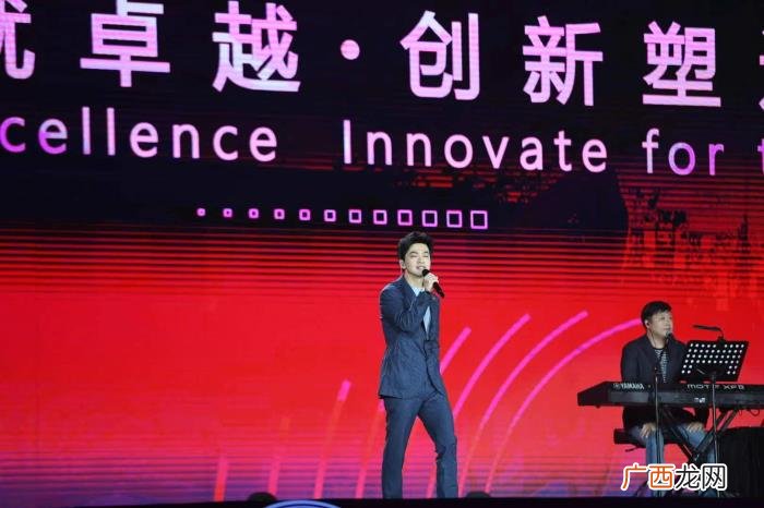 李健上清华，李健亮相母校清华大学110周年校庆晚会