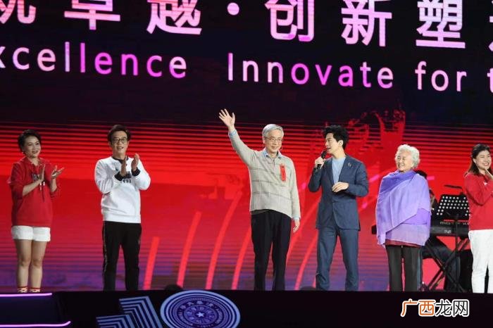 李健上清华，李健亮相母校清华大学110周年校庆晚会