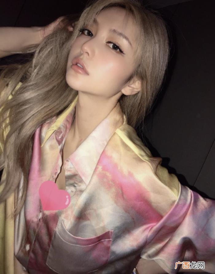 周扬青脸怪，周扬青自黑起床脸肿被妈妈说是整容脸
