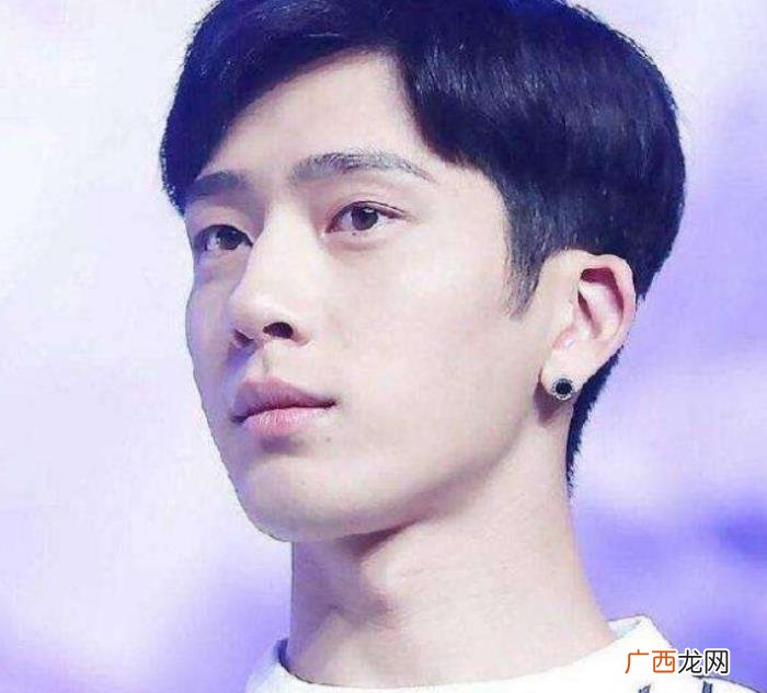 鹿晗的耳钉，细数张艺兴鹿晗等六大喜欢戴耳钉的男星