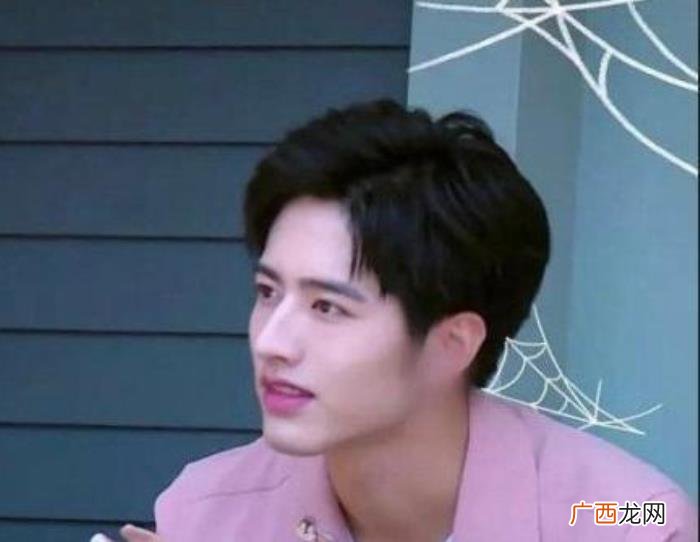 鹿晗的耳钉，细数张艺兴鹿晗等六大喜欢戴耳钉的男星