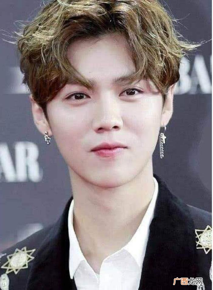鹿晗的耳钉，细数张艺兴鹿晗等六大喜欢戴耳钉的男星
