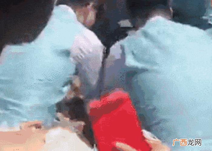 柳岩被排挤，柳岩落泪发毒誓仍受整个娱乐圈排挤