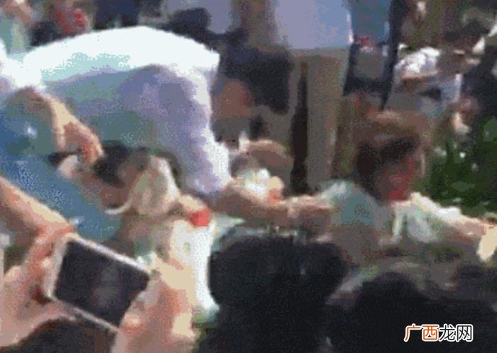 柳岩被排挤，柳岩落泪发毒誓仍受整个娱乐圈排挤