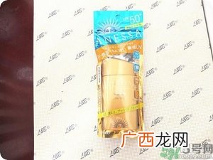安耐晒为什么那么稀？安耐晒是水状液体的吗？
