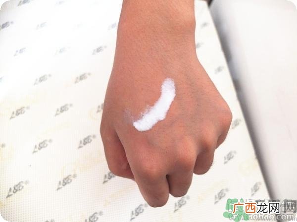 安耐晒为什么那么稀？安耐晒是水状液体的吗？