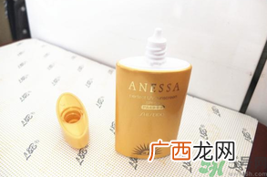 安耐晒为什么那么稀？安耐晒是水状液体的吗？