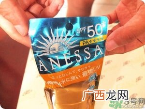 安耐晒为什么那么稀？安耐晒是水状液体的吗？