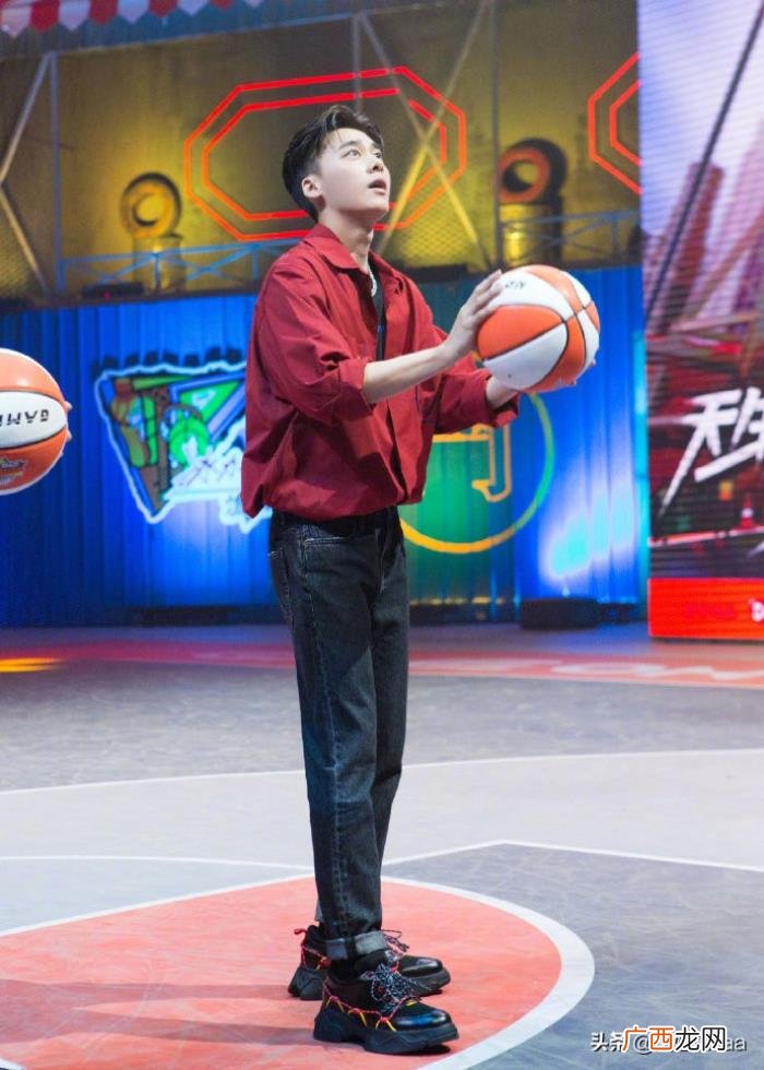 李易峰邓伦，32岁李易峰和27岁邓伦难得同框比帅
