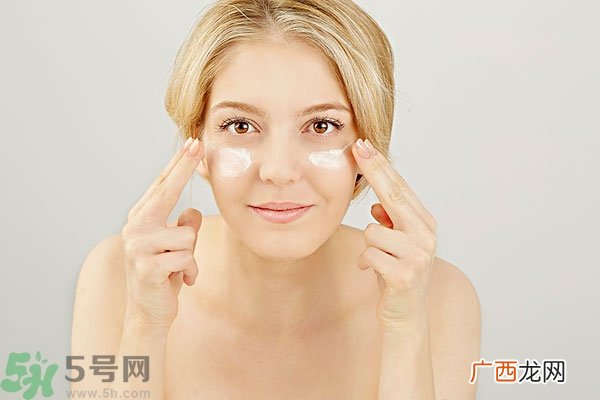 护肤品涂在脸上黏黏的 擦了护肤品脸上黏黏的
