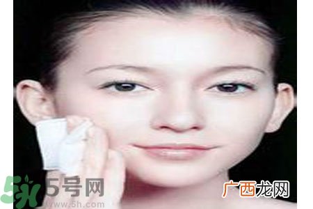 夏季脸上出油怎么回事？夏季脸上出油怎么办？