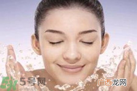 夏季脸上出油怎么回事？夏季脸上出油怎么办？