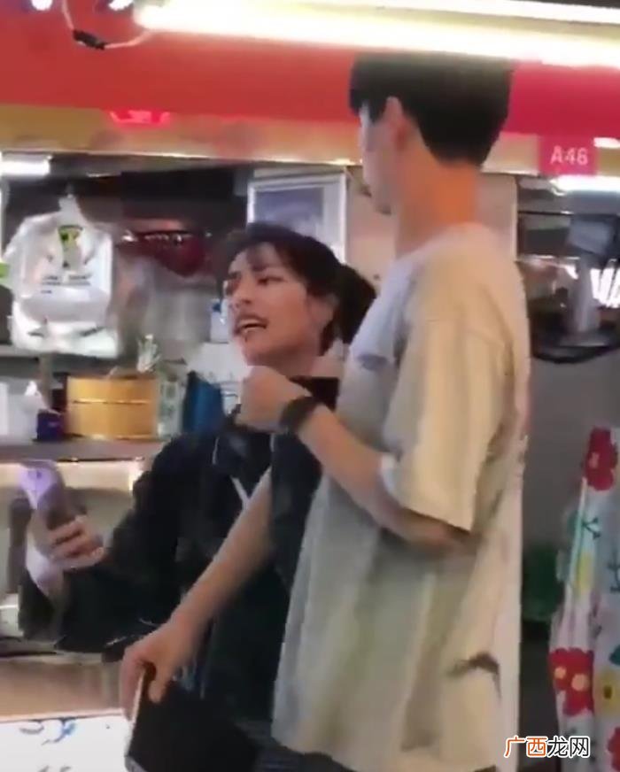 李现前女友，胡一天和李现前女友现身夜市路边摊
