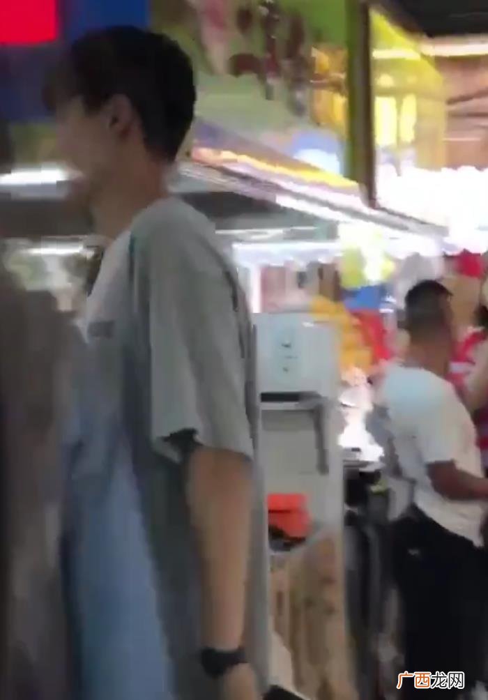 李现前女友，胡一天和李现前女友现身夜市路边摊