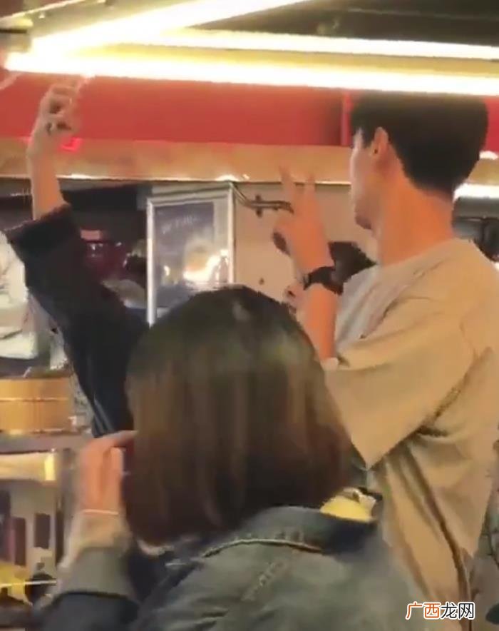 李现前女友，胡一天和李现前女友现身夜市路边摊