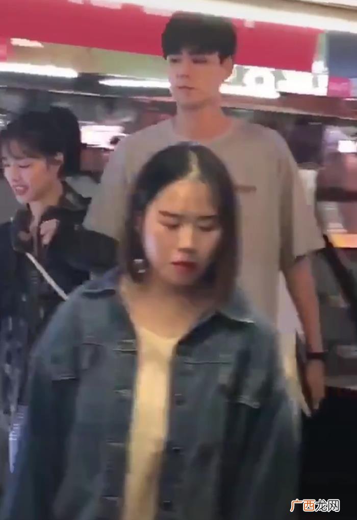 李现前女友，胡一天和李现前女友现身夜市路边摊