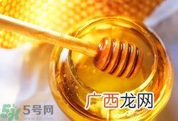 蜂蜜涂脸有什么好处?蜂蜜涂脸多长时间洗
