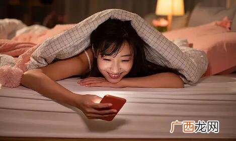 追求的女生回消息很慢该怎么办？要不要继续追