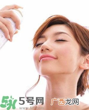 夏天脸油怎么办？脸油怎么补妆？