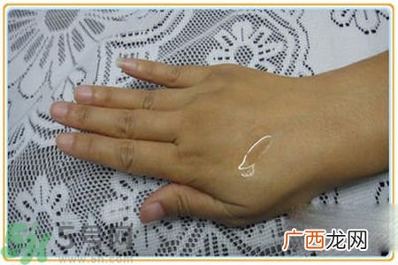 雅诗兰黛特润修护肌透精华胶囊使用方法