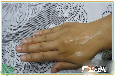 雅诗兰黛特润修护肌透精华胶囊使用方法