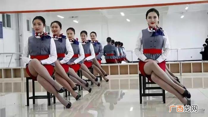 刘诗诗坐姿，刘诗诗耍帅体验大爷式坐姿秒感太尬