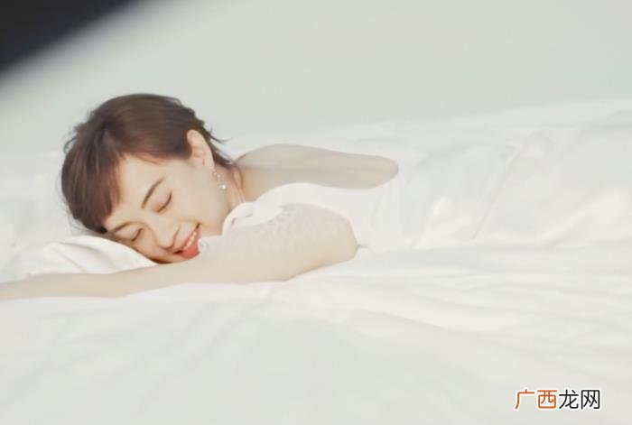 孙俪长头发，孙俪近照留长头发露美背展少女身材