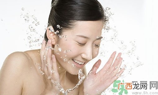 夏天用冷水洗脸好吗？夏天用什么水洗脸比较好？