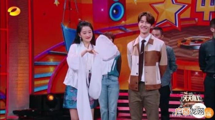 李沁水袖舞,李沁跳水袖舞撩王一博天天向...