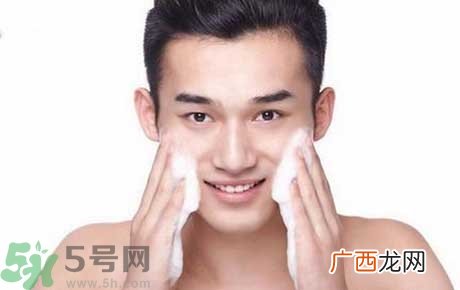 整天对着电脑，怎么减少对皮肤的伤害？