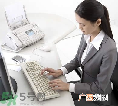 整天对着电脑，怎么减少对皮肤的伤害？
